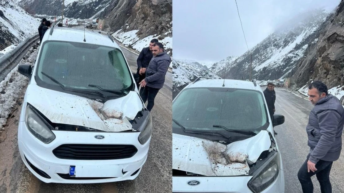 Seyir halindeki aracın üzerine kaya düştü