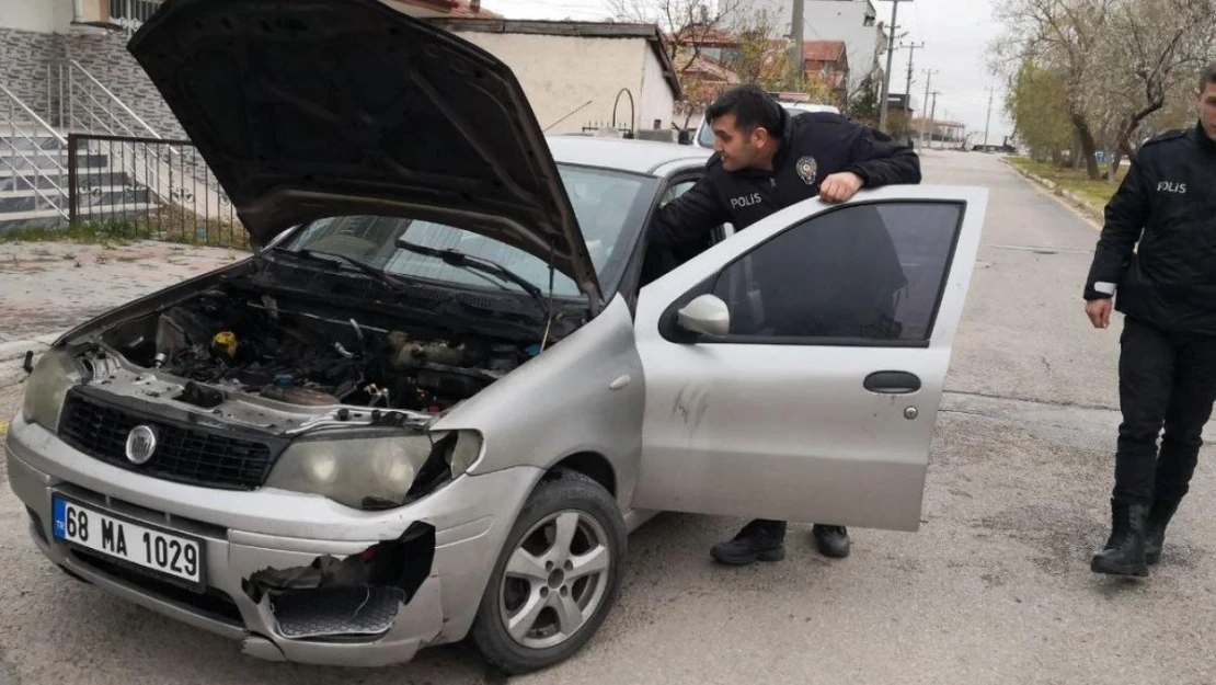 Seyir halindeki otomobilin motor kısmı yandı