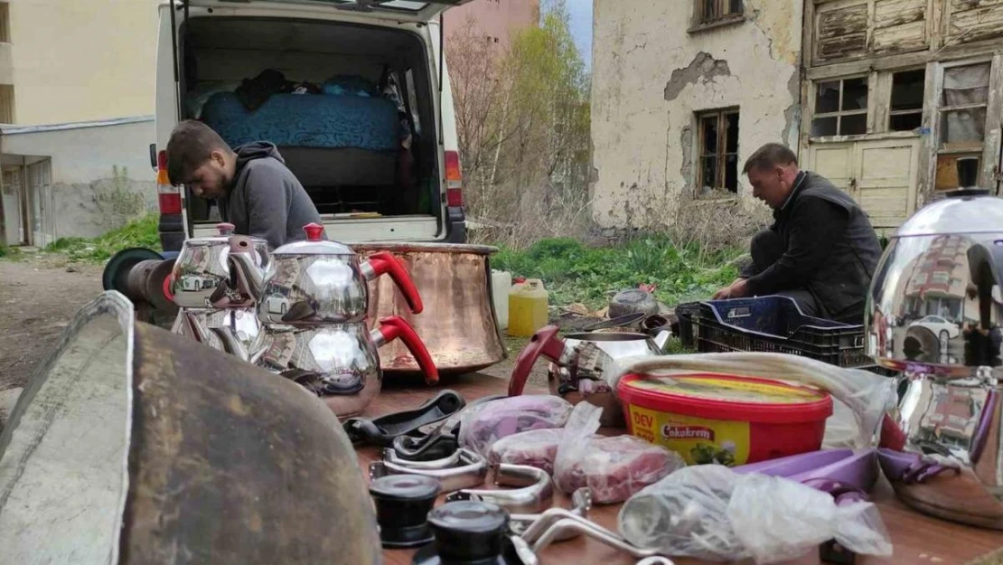 Seyyar kalaycı unutulmaya yüz tutmuş mesleğini şehir şehir dolaşarak yaşatıyor