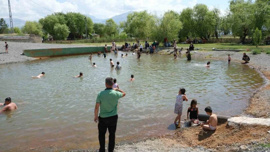 Sıcaktan bunalan çocuklar havuzda serinledi