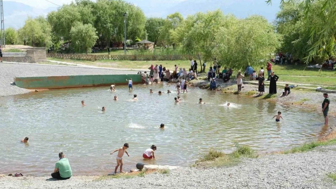 Sıcaktan bunalan vatandaşlar Ekşisu'daki havuzda serinledi