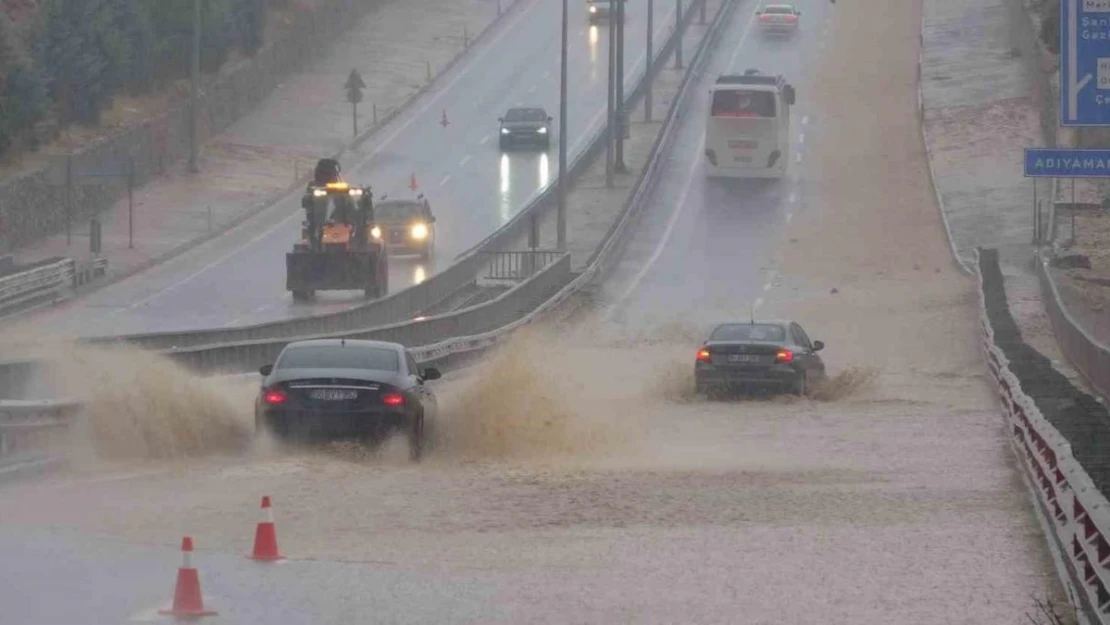 Şiddetli yağış Adıyaman'ı etkisi altına aldı