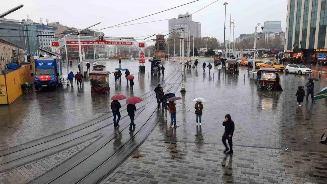 Şiddetli yağış Taksim'de vatandaşlara zor anlar yaşattı