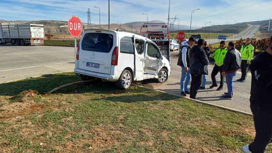 Siirt kamyonet ile hafif ticari araç çarpıştı: 1 yaralı