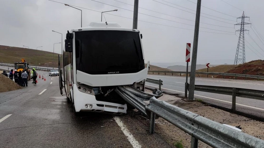 Siirt'te bariyere saplanan polis otobüsünde maddi hasar oluştu