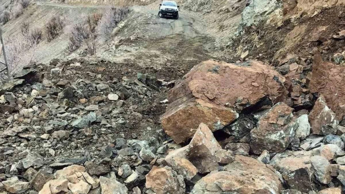 Siirt'te heyelan köy yolunu ulaşıma kapattı