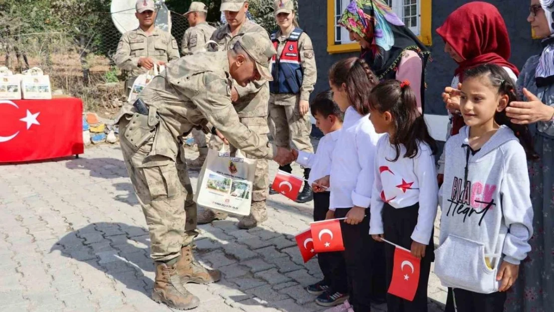 Siirt'te jandarma ekipleri çocuklara üniforma hediye edip etkinlik yaptı