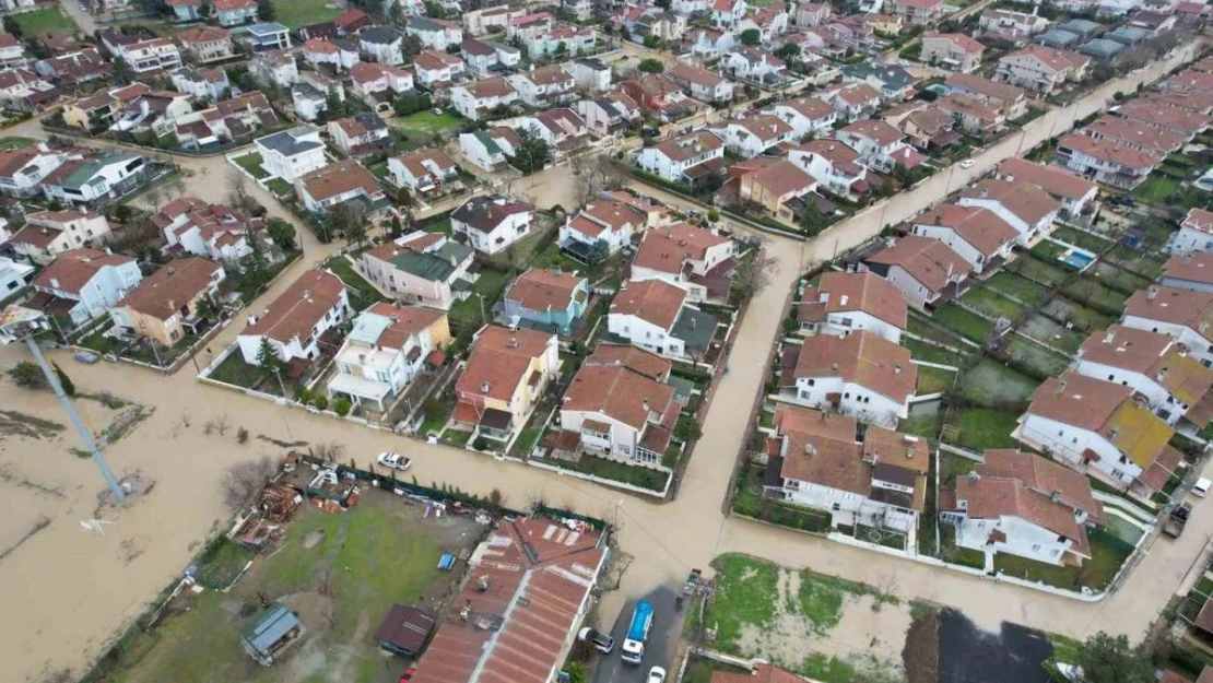 Silivri'de Altınorak Sitesi'ni yine su bastı, yollar göle döndü