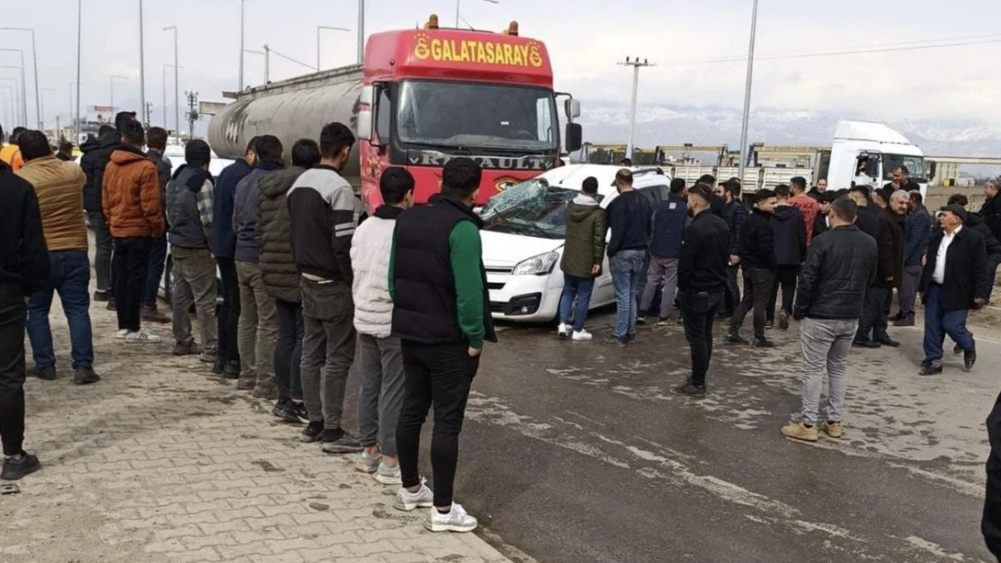 Silopi'de tanker ile hafif ticari aracın karıştığı kazada 1 kişi yaralandı