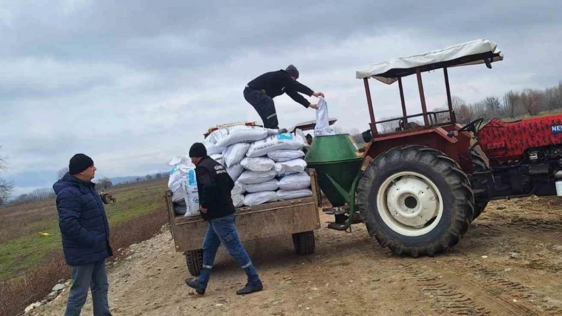 Simav'da bin dekar mera alanında gübreleme çalışması