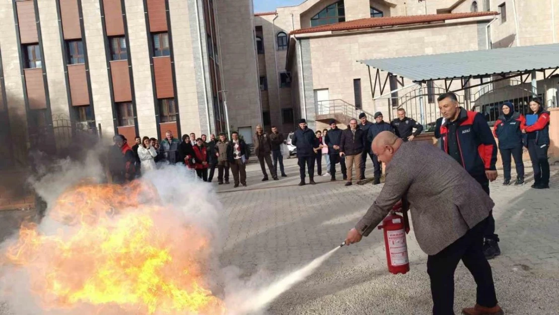 Sinanpaşa'da kamu personellerine AFAD'dan eğitim