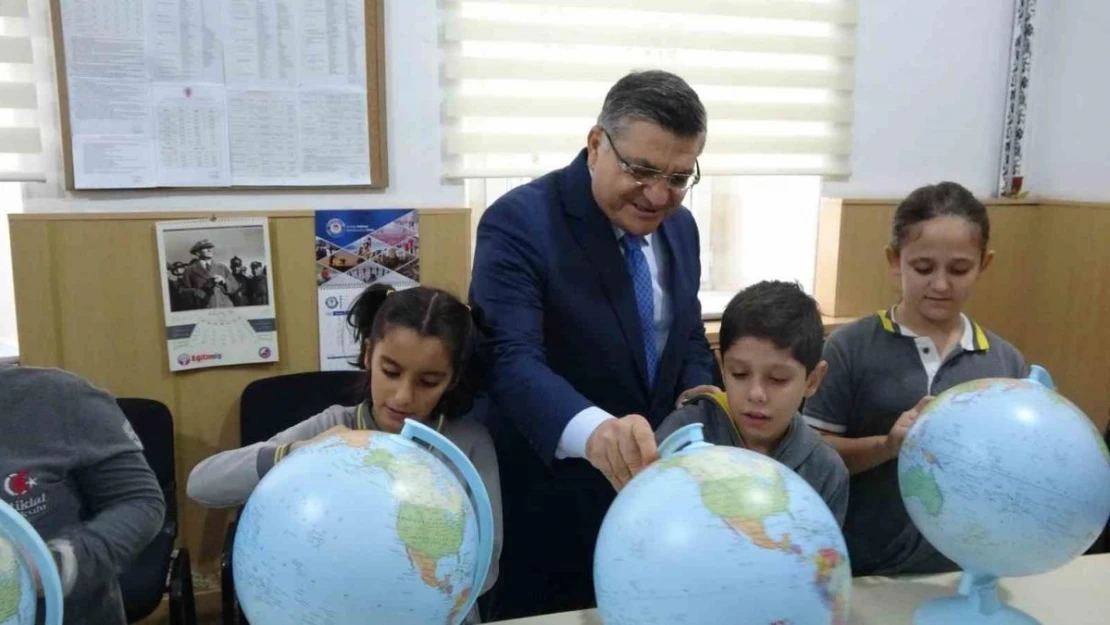 Sinop'ta ilkokul öğrencilerine 'model küre' hediye edildi