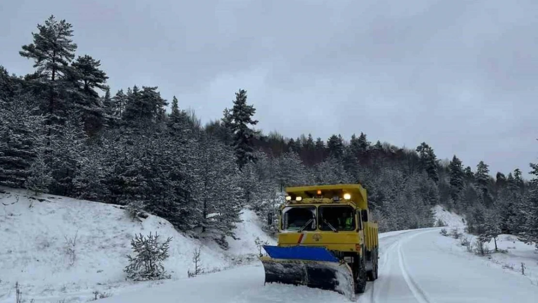 Sinop'ta kar hayatı felç etti: 110 köy yolu kapalı