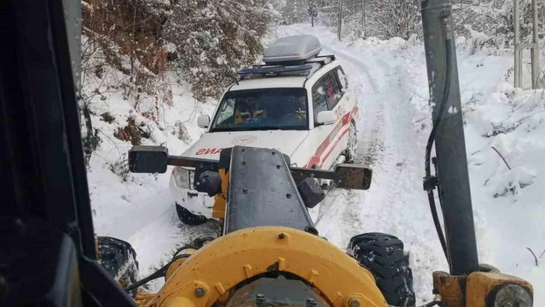 Sinop'ta karla kaplı yol açılarak hastaya müdahale edildi