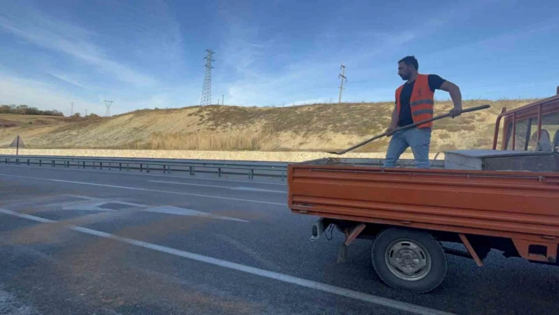 Sinop'ta kaygan yola kum döküldü