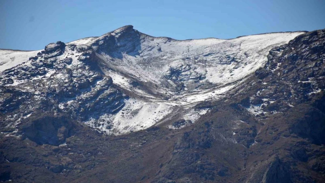 Şırnak dağları beyaza büründü, besiciler kış hazırlıklarına başladı