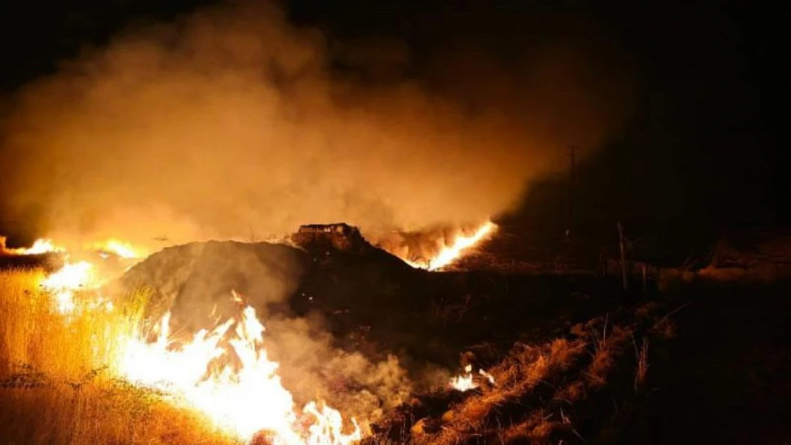 Şırnak'ın Suriye sınırında anız yangını: 7 köy etkilendi