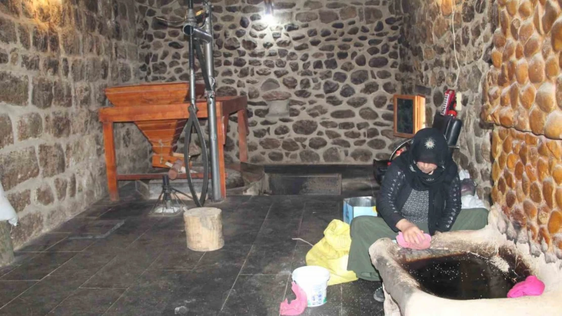 Şırnak'ta 155 yıllık değirmende geleneksel yöntemle tahin yapılıyor