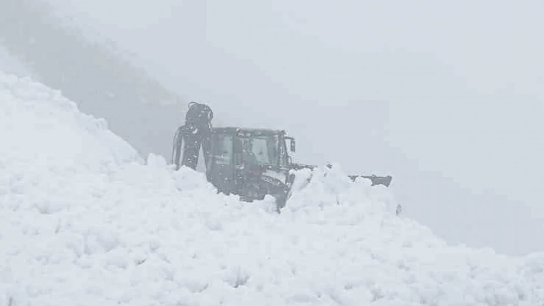 Şırnak'ta çığ nedeniyle kapanan yol ulaşıma açıldı