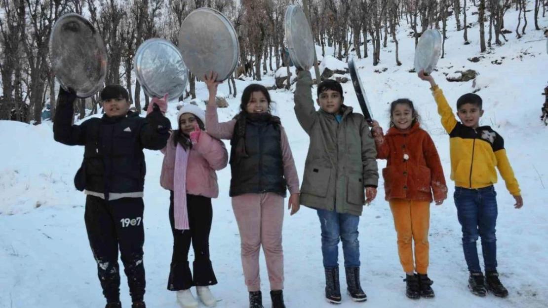 Şırnak'ta çocuklar leğenle kaymanın keyfini çıkardı