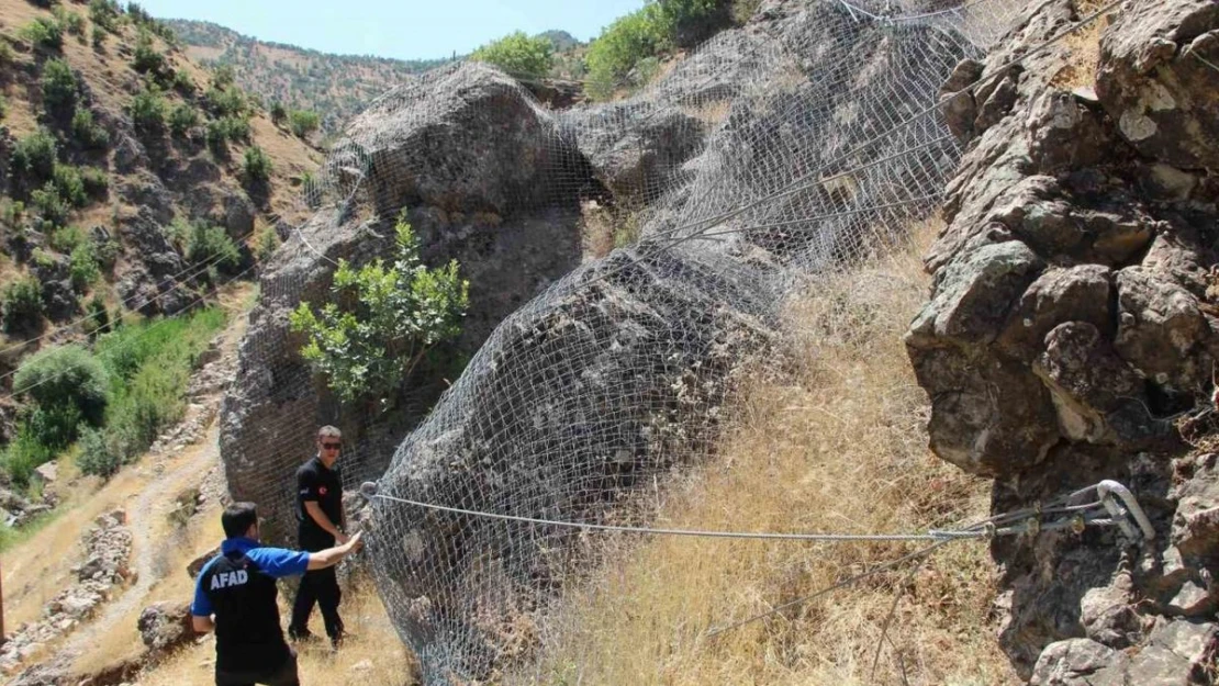 Şırnak'ta dev kayalar halatla bağlandı