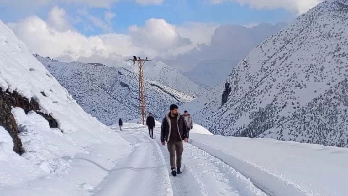 Şırnak'ta elektrik arızasının giderilmesi için köylüler ekiplere yardımcı oldu