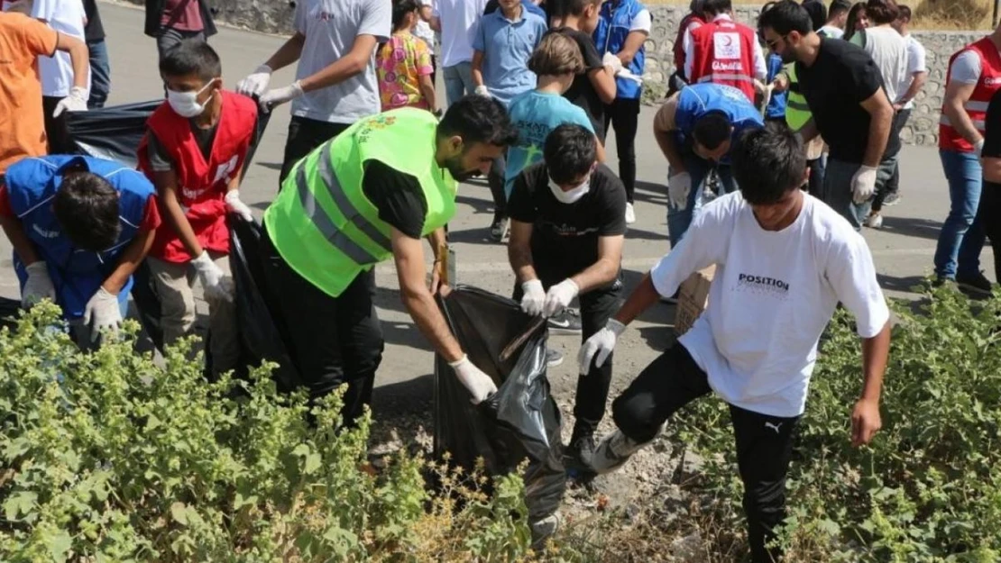 Şırnak'ta gönüllüler birleşip çevre temizliği yaptı