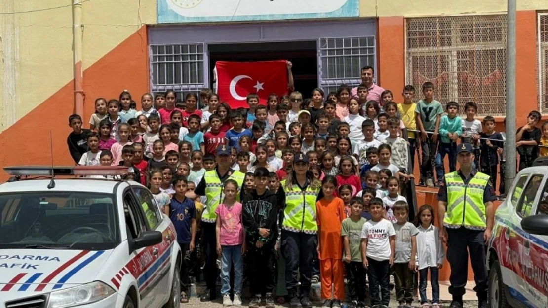 Şırnak'ta Jandarma ekipleri çocuklara trafik eğitimi verdi