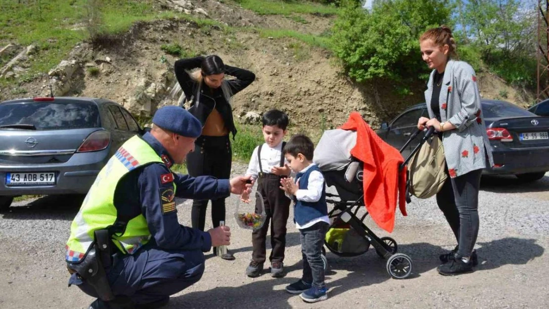 Şırnak'ta jandarma, sınır noktalarında vatandaşın bayramını kutladı