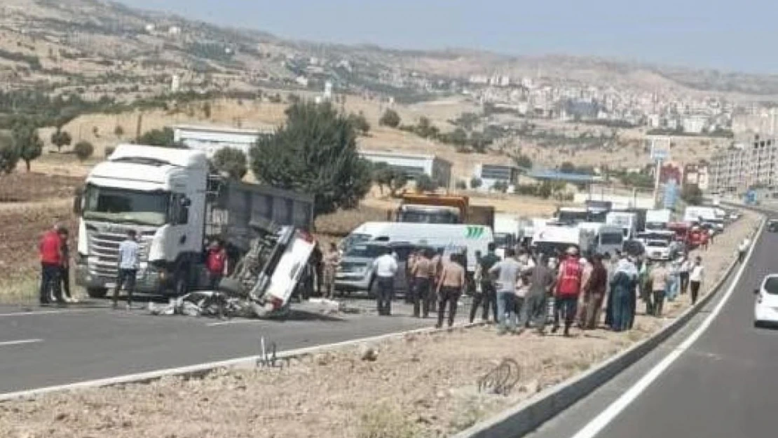 Şırnak'ta kamyonet ile TIR çarpıştı... 1 bebek öldü