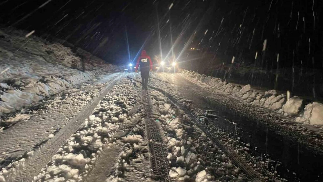 Şırnak'ta kar yağışı etkili oldu, araçlar mahsur kaldı