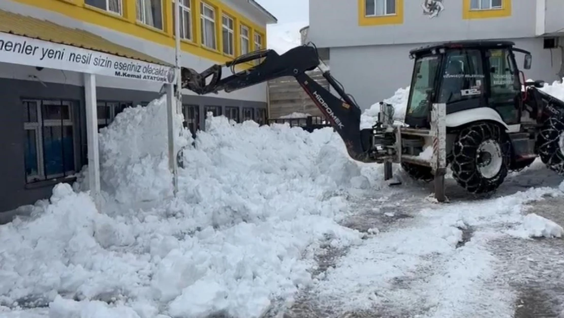 Şırnak'ta okul bahçeleri kardan temizleniyor