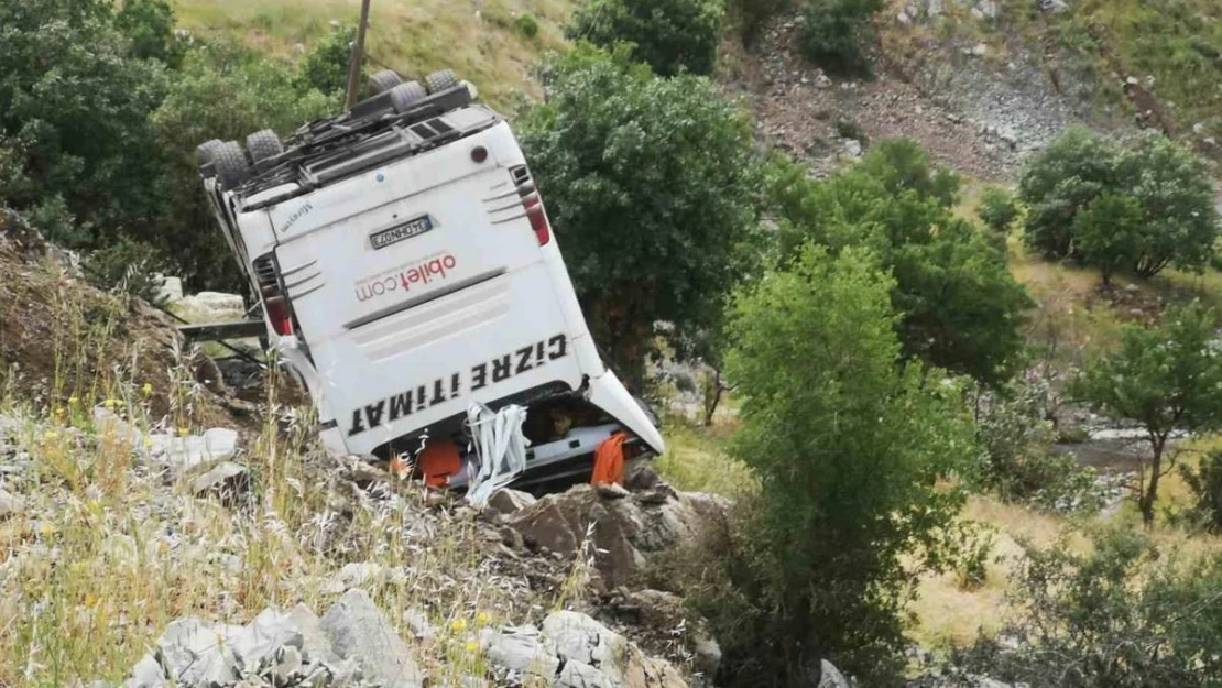 Şırnak'ta otobüs şarampole yuvarlandı: 2 yaralı