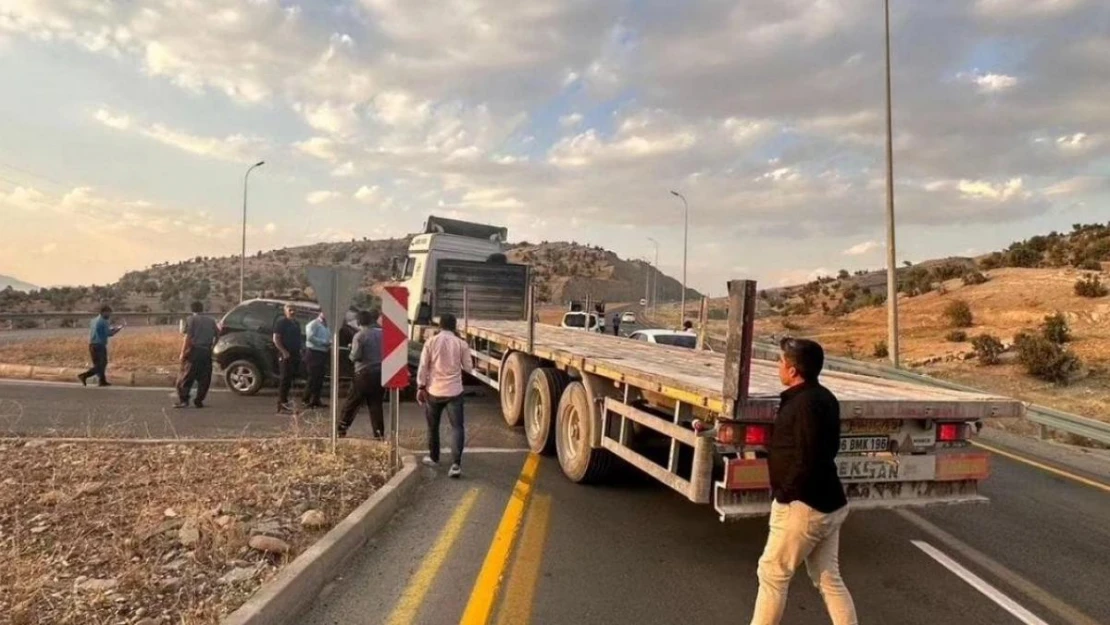 Şırnak'ta tır otomobille çarpıştı: 2 yaralı