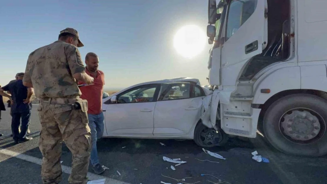 Şırnak'ta tırın çarptığı otomobil metrelerce sürüklendi: 1 ölü, 2 yaralı