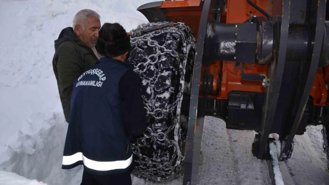 Şırnak'ta yüksek rakımlı bölgelerde kar kalınlığı 2 metreyi aştı