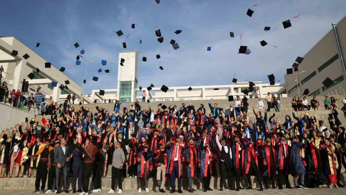 Şırnak Üniversitesi'nde mezuniyet coşkusu