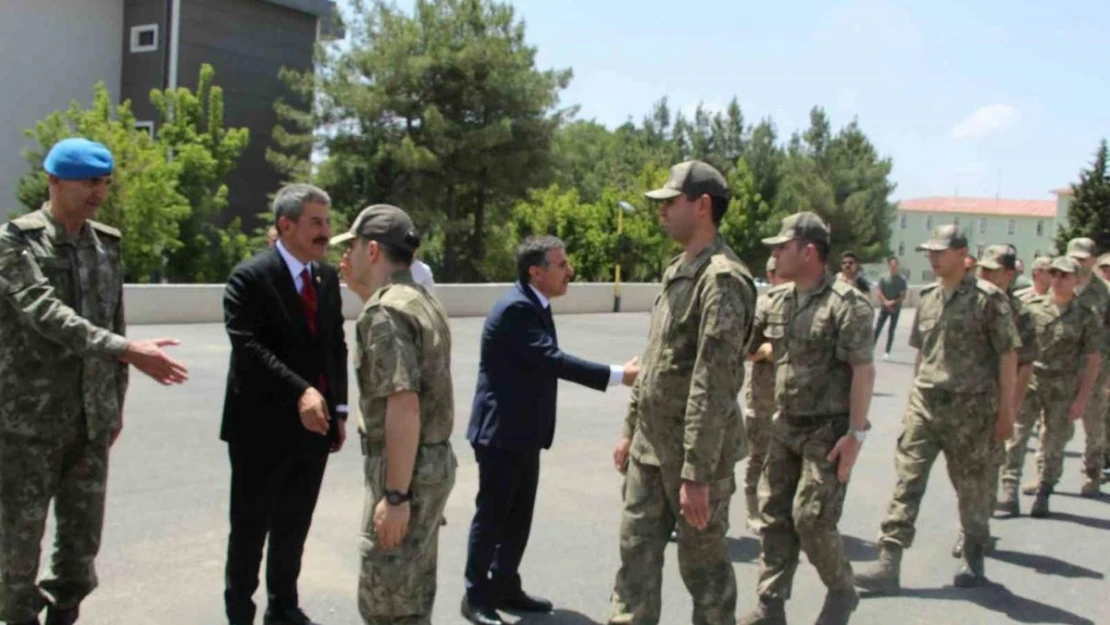 Şırnak Valisi Atay, güvenlik güçleriyle bayramlaştı