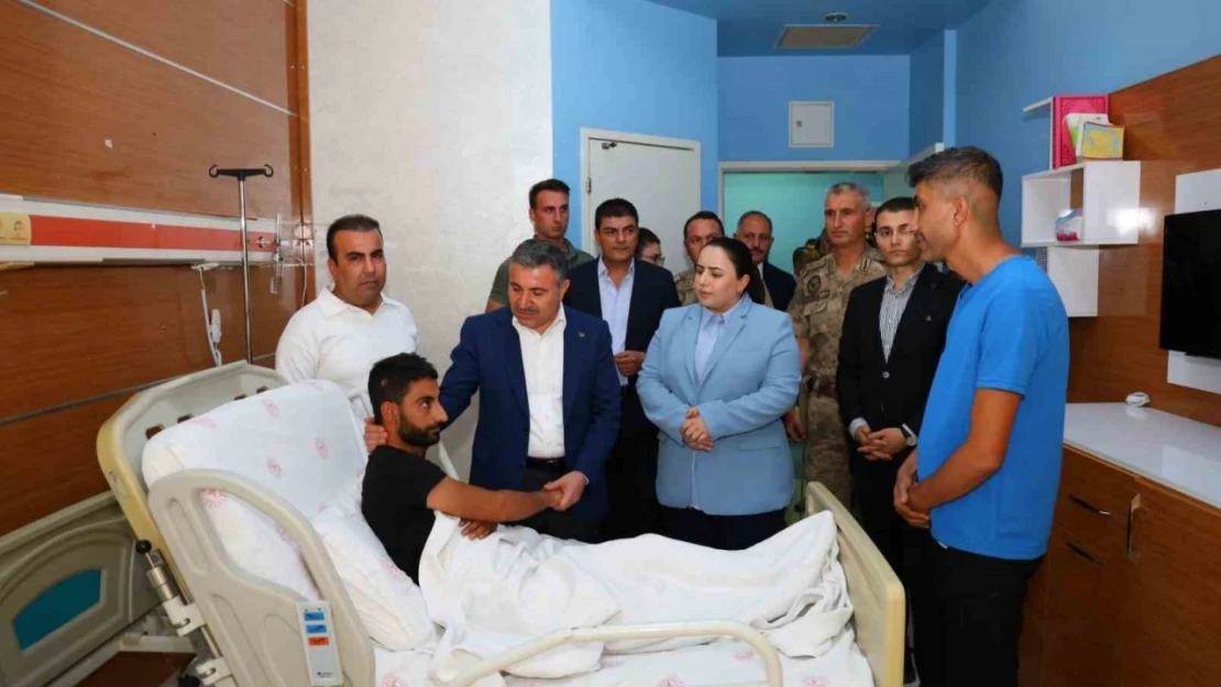 Şırnak Valisi Atay, yaralı güvenlik korucusunu hastanede ziyaret etti