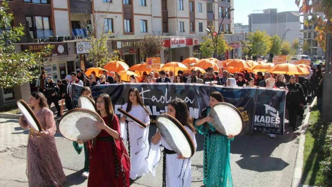 Şırnaklı kadınlardan turuncu şemsiyeli yürüyüş