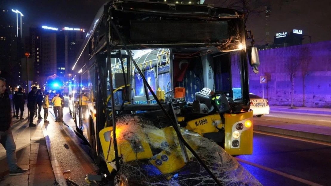 Şişli'de İETT otobüsü park halindeki hafriyat kamyonuna çarptı: 9 yaralı