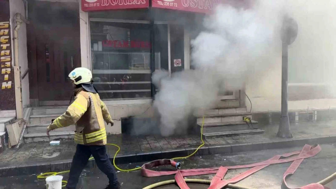 Şişli Mahmut Şevket Paşa Mahallesi'nde 7 katlı bir binanın zemin katındaki depoda yangın çıktı. Yangın nedeniyle yoğun duman oluşurken, olay yerine sevk edilen itfaiye ekipleri yangını söndürmek için çalışma başlattı.