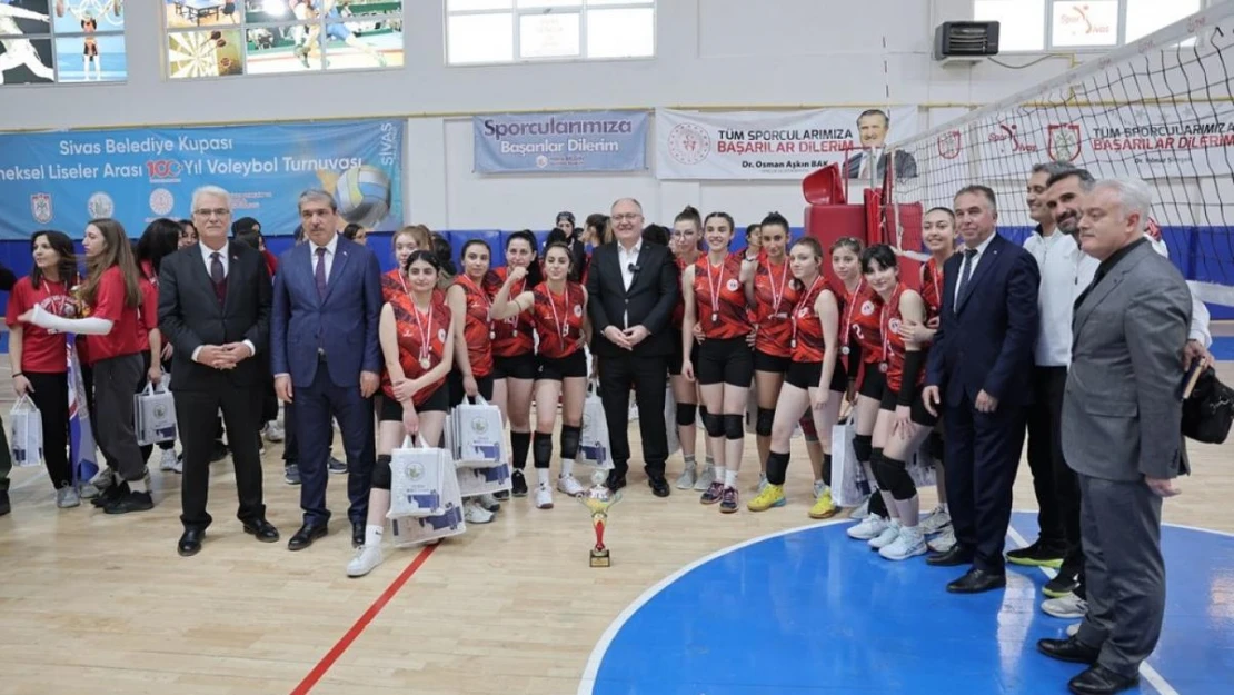 Sivas'ta düzenlenen 100. Yıl voleybol turnuvası tamamlandı