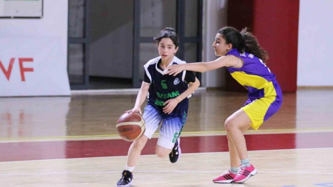 Sivas'ta okullar basketbolda yarıştı