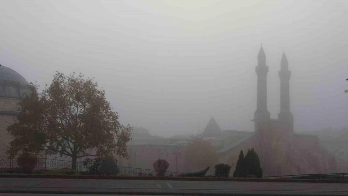 Sivas'ta yoğun sis görüş mesafesini 20 metreye kadar düşürdü