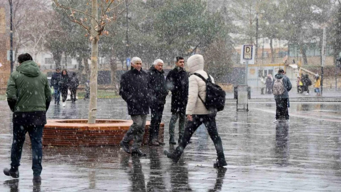 Sivaslıların hasretle beklediği kar kente giriş yaptı