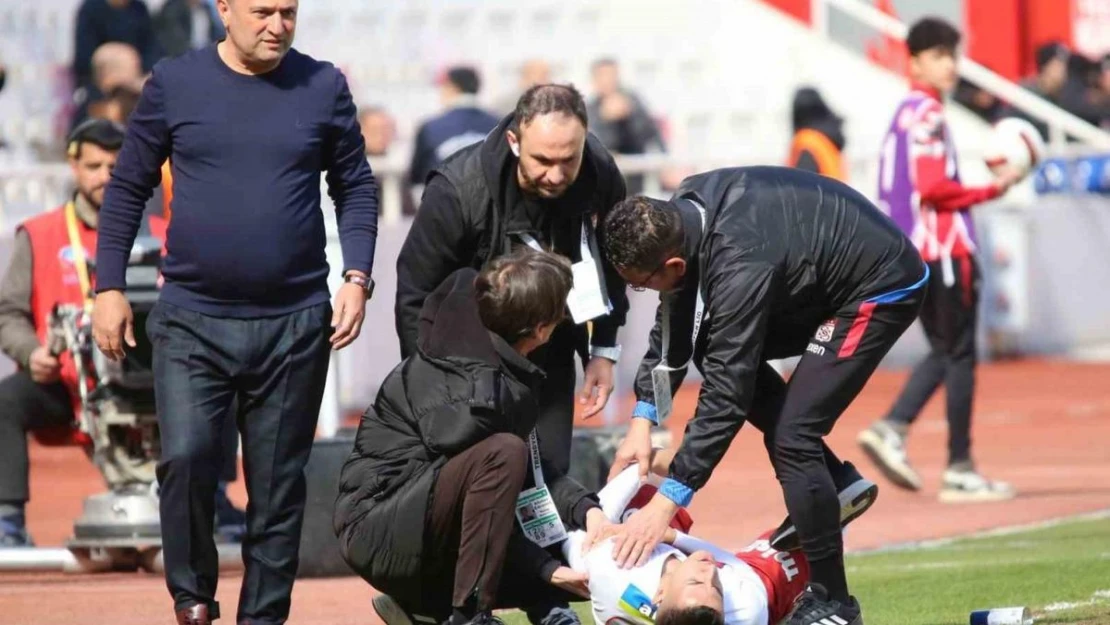 Sivasspor'da Bartuğ Elmaz şoku! Ambulansla hastaneye kaldırıldı