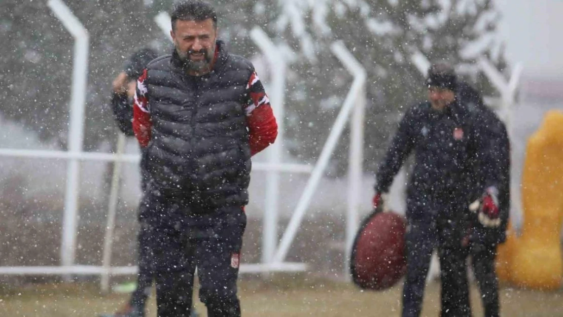 Sivasspor kar altında çalıştı