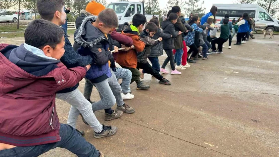 Siverek'te köy öğrencilerine hamburger ikram edildi, öğrenciler doyasıya eğlendi