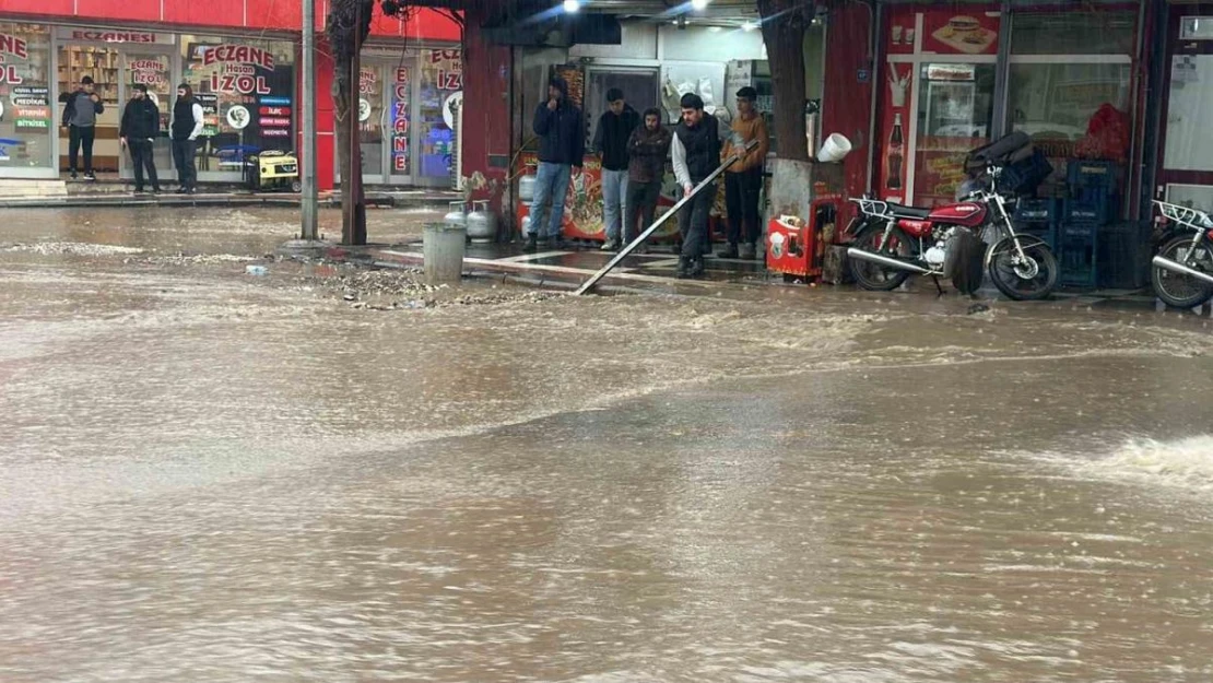 Siverek'te şiddetli yağış su baskınlarına neden oldu